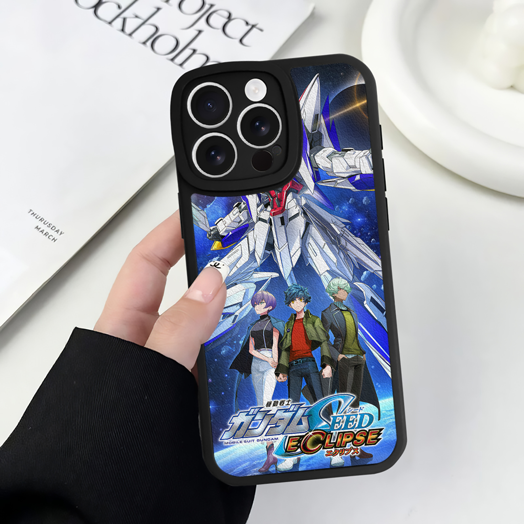 （画像用） 機動戦士ガンダム Mobile Suit Gundam 【iPhone 16シリーズ対応】シリコンスマホケース（レザー調） 材質：シリコン